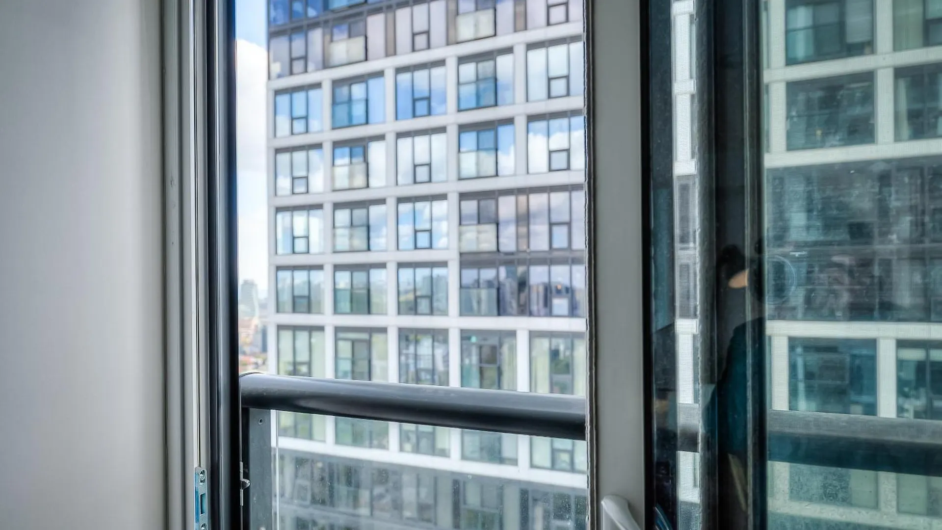 Rivetstays - The Jarvis Toronto Apartment