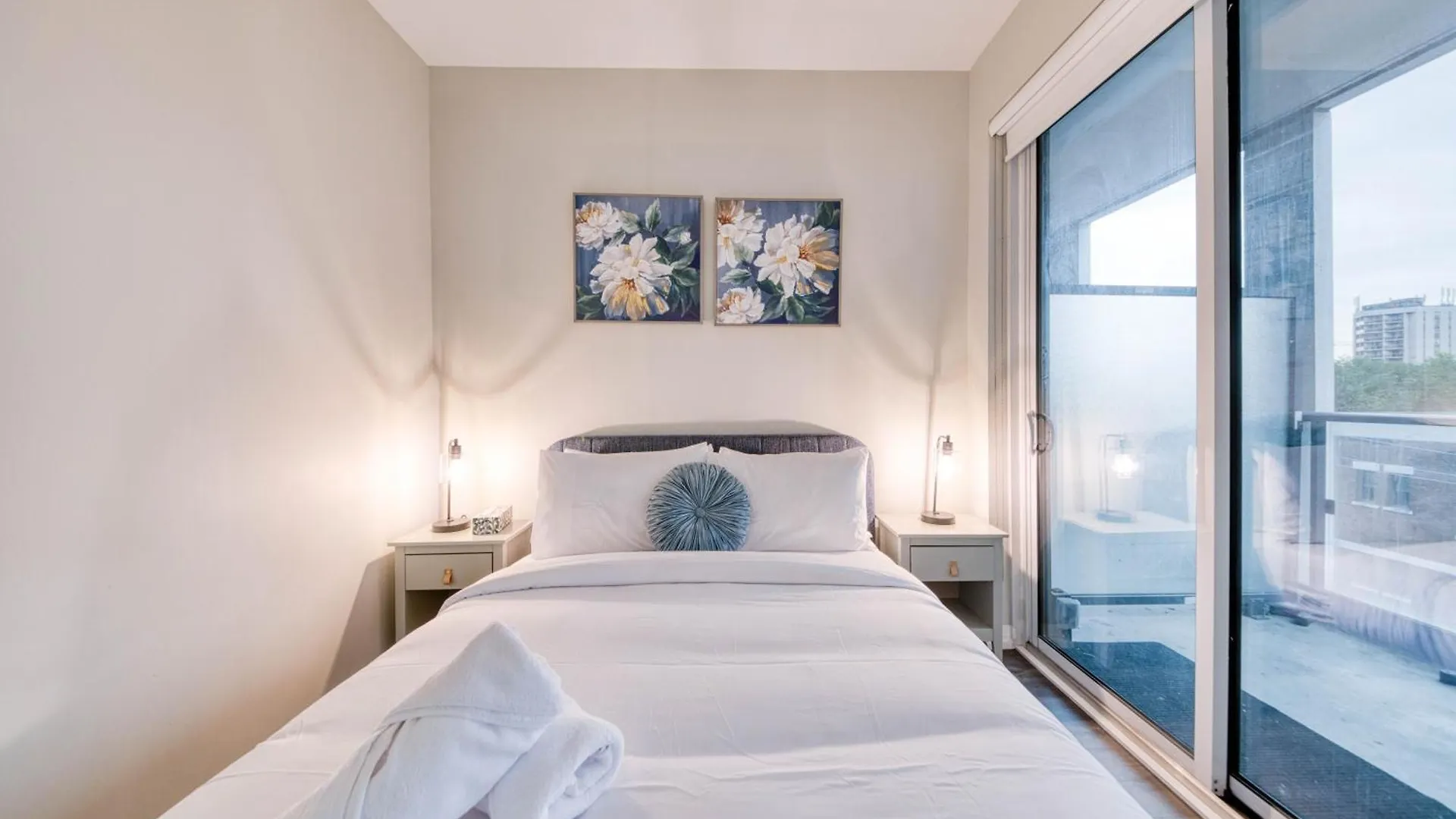 Rivetstays - The Jarvis Toronto Apartment