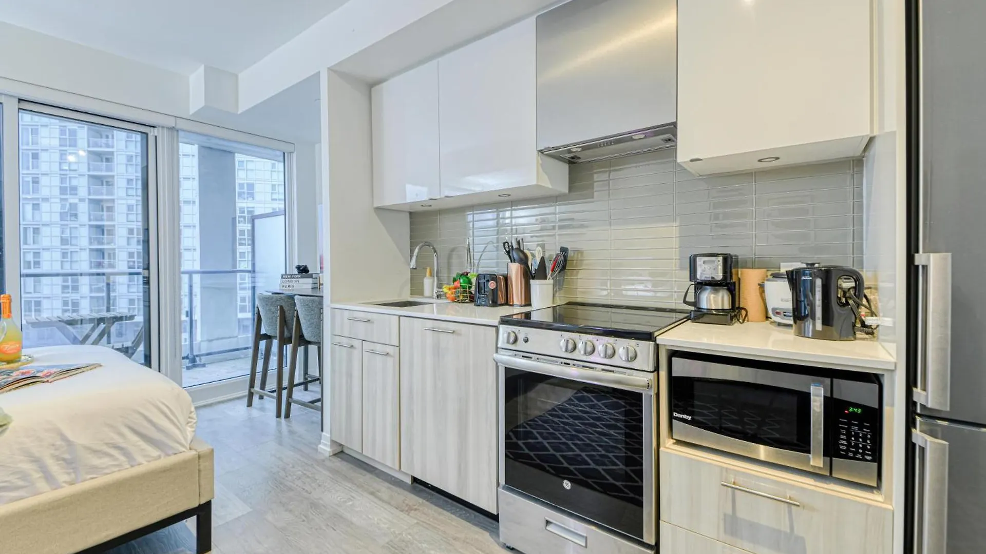Rivetstays - The Jarvis Toronto Apartment